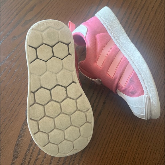 Used condition - our love and adored hello kitty pink adidas 360 size 7 - Picture 4 of 8